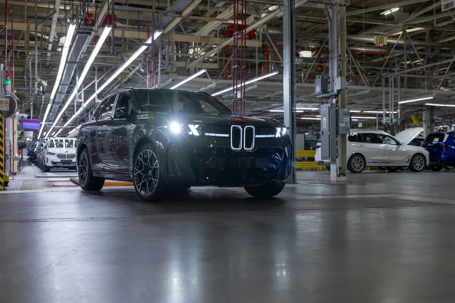 P90647695 highRes bmw group plant spar https://mobilityground.com/wp-content/uploads/2026/07/P90648174_highRes_from-left-dr-robert-.webp