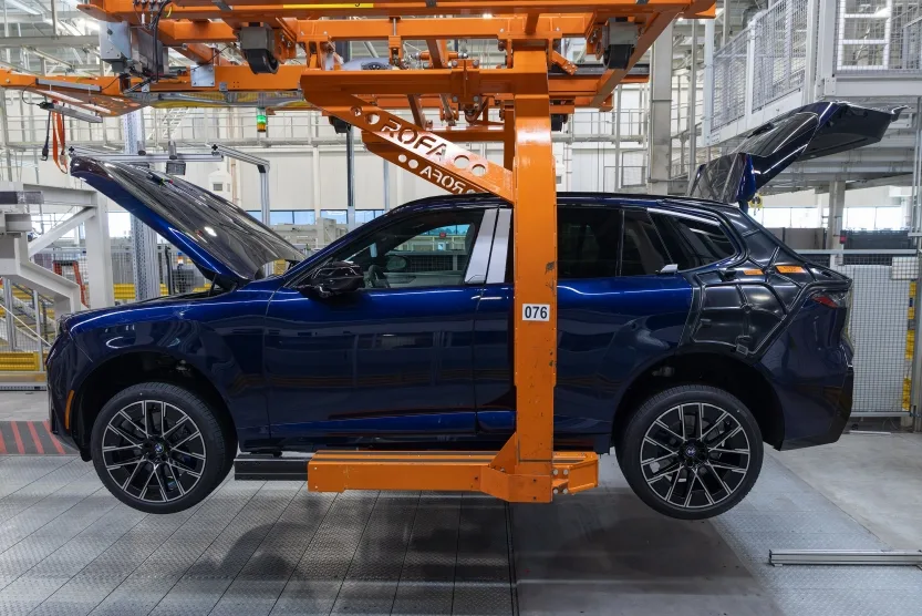 P90647717 highRes bmw group plant spar https://mobilityground.com/wp-content/uploads/2026/07/P90648174_highRes_from-left-dr-robert-.webp
