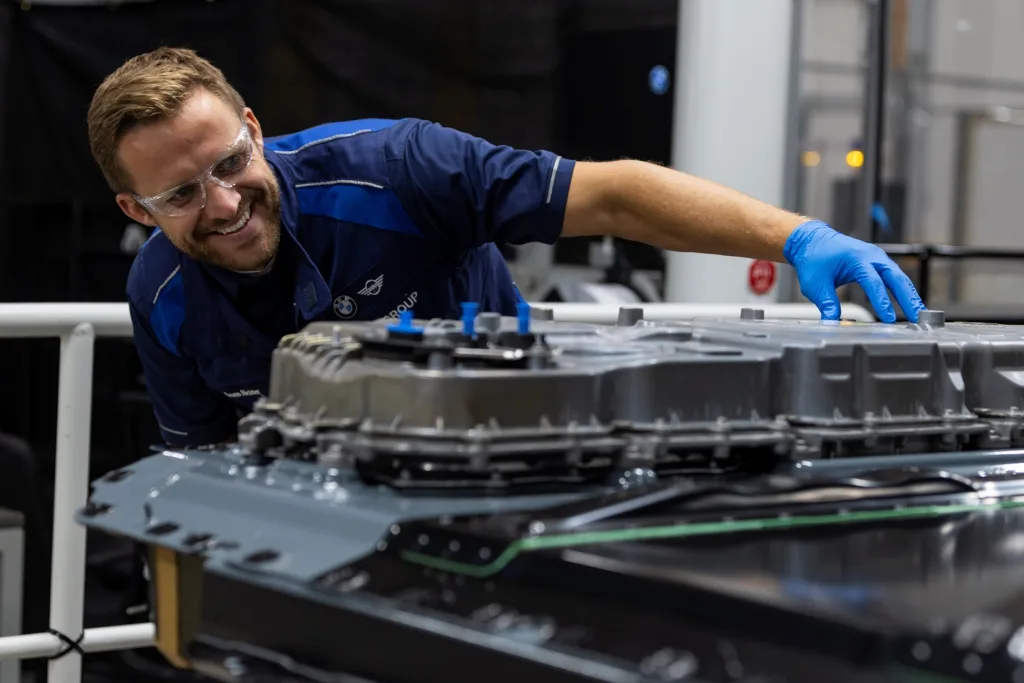 First glimpse into production: BMW Group Plant Woodruff assembles high-voltage batteries for the new BMW iX5