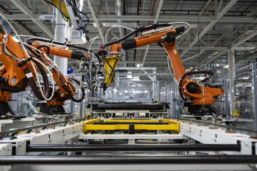 First glimpse into production: BMW Group Plant Woodruff assembles high-voltage batteries for the new BMW iX5