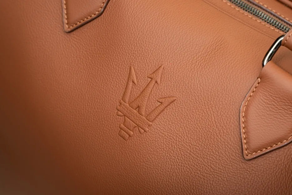 마세라티 창립 100주년 기념, 폴트로나 프라우와 손잡고 위켄드백 100개 한정 출시 3 maserati weekend bag 5 https://mobilityground.com/wp-content/uploads/2026/07/maserati-weekend-bag-1.webp