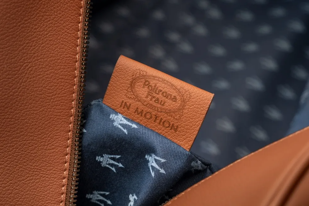 마세라티 창립 100주년 기념, 폴트로나 프라우와 손잡고 위켄드백 100개 한정 출시 5 maserati weekend bag 7 https://mobilityground.com/wp-content/uploads/2026/07/maserati-weekend-bag-1.webp