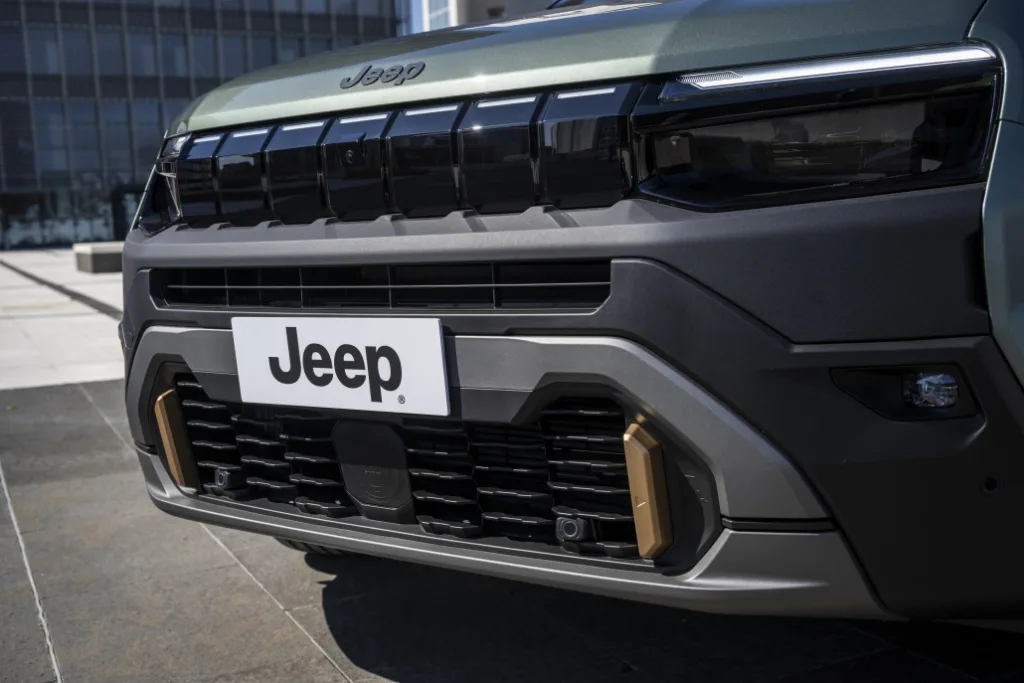 지프 어벤저, 4m에 85년 DNA 모두 담았다 3 new jeep avenger 4xe 85th anniversary 7 https://mobilityground.com/wp-content/uploads/2026/07/new-jeep-avenger-4xe-85th-anniversary-4.webp