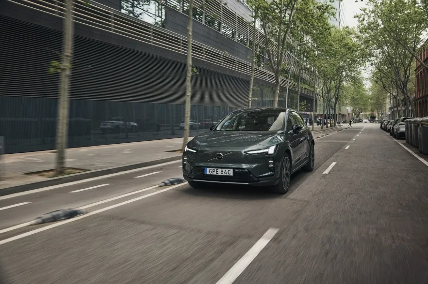 볼보 EX60 고객 인도 Volvo Cars starts customer deliveries of new fully electric EX60 SUV 1 https://mobilityground.com/wp-content/uploads/2026/07/볼보-EX60-고객-인도-Volvo-Cars-starts-customer-deliveries-of-new-fully-electric-EX60-SUV-5.webp