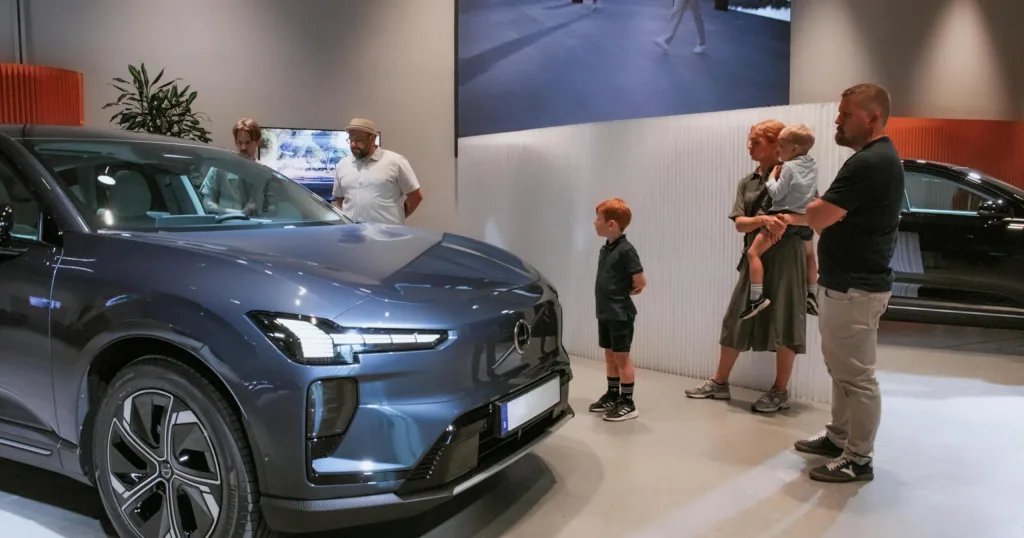 볼보 EX60 고객 인도 Volvo Cars starts customer deliveries of new fully electric EX60 SUV 5 https://mobilityground.com/wp-content/uploads/2026/07/볼보-EX60-고객-인도-Volvo-Cars-starts-customer-deliveries-of-new-fully-electric-EX60-SUV-5.webp