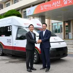 (사진 1) '현대 유니버설 솔루션' 임산부 특화차량 기증식 기념 촬영 (왼쪽부터 전현철 현대차 사업개발&지속가능경영실장, 이완섭 서산시장)