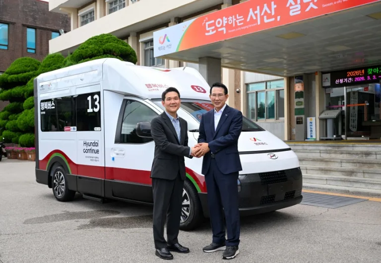 (사진 1) '현대 유니버설 솔루션' 임산부 특화차량 기증식 기념 촬영 (왼쪽부터 전현철 현대차 사업개발&지속가능경영실장, 이완섭 서산시장)