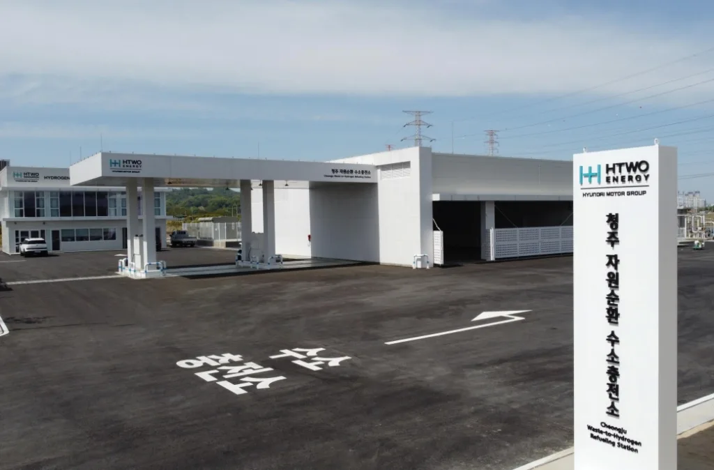 현대자동차그룹, 그룹 첫 자원순환형 수소 시설 'HTWO ENERGY 청주' 준공 2 사진 HTWO ENERGY 청주 수소충전소 https://mobilityground.com/wp-content/uploads/2026/07/사진1-현대차그룹-자원순환형-수소-생산-시설-구축-통해-국내-청정-수소-생태계-조성-선도.webp