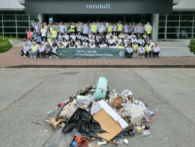르노코리아, 임직원 100여 명 참여 'R:GREEN 플로깅' 진행 1 사진18일 르노코리아 부산공장에서 개최한 RGreen 플로깅 행사 https://mobilityground.com/wp-content/uploads/2026/07/사진18일-르노코리아-부산공장에서-개최한-RGreen-플로깅-행사.webp