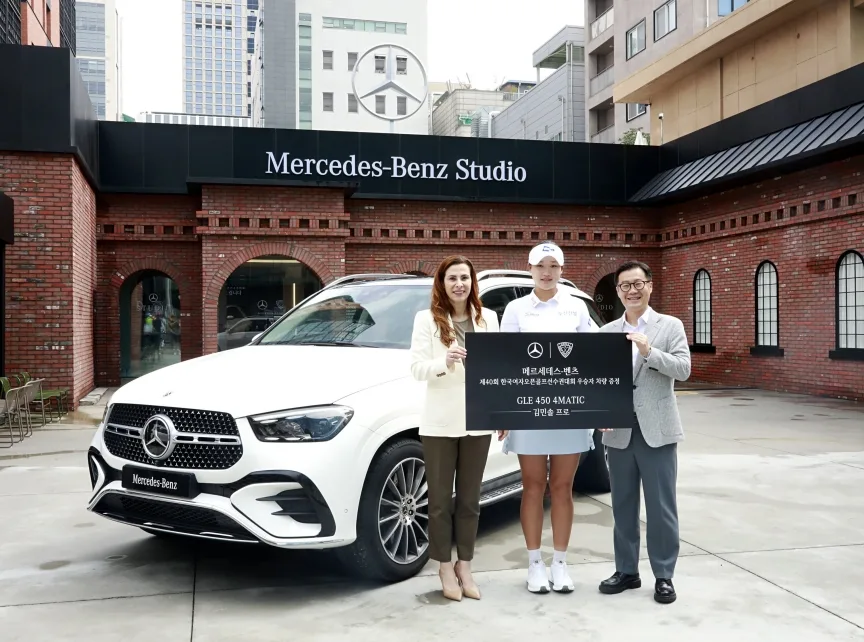 메르세데스-벤츠 코리아, 김민솔 선수에 GLE 450 4MATIC 전달 1 사진2 메르세데스 벤츠 코리아 한국여자오픈 우승자 김민솔 선수에게 메르세데스 벤츠 GLE 450 4MATIC 전달해 https://mobilityground.com/wp-content/uploads/2026/07/사진3-메르세데스-벤츠-코리아-한국여자오픈-우승자-김민솔-선수에게-메르세데스-벤츠-GLE-450-4MATIC-전달해.webp