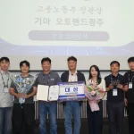 (사진2) (왼쪽에서 5번째) 이재석 기아 오토랜드 광주 3공장장(상무)과 기아 오토랜드 광주 차체도장 3부 임직원의 모습