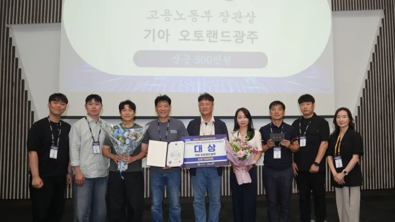 (사진2) (왼쪽에서 5번째) 이재석 기아 오토랜드 광주 3공장장(상무)과 기아 오토랜드 광주 차체도장 3부 임직원의 모습