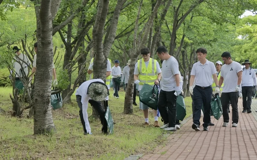 르노코리아, 임직원 100여 명 참여 'R:GREEN 플로깅' 진행 2 사진48일 르노코리아 부산공장에서 개최한 RGreen 플로깅 행사 https://mobilityground.com/wp-content/uploads/2026/07/사진18일-르노코리아-부산공장에서-개최한-RGreen-플로깅-행사.webp