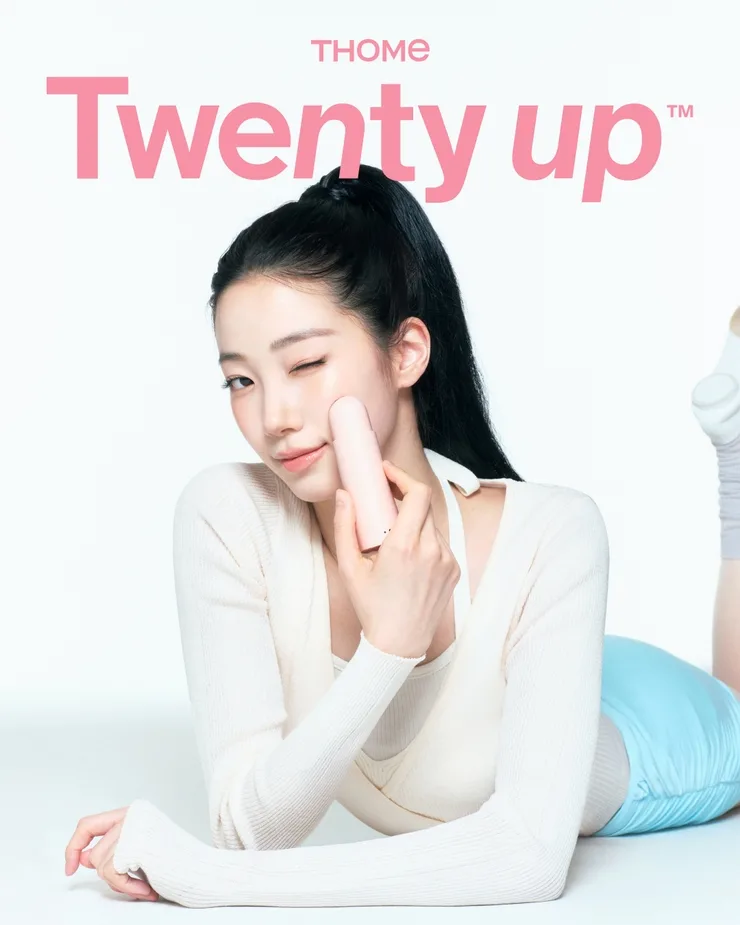 사진자료 1 르세라핌 카즈하와 함께한 톰THOME 투앤티업 캠페인 이미지 https://mobilityground.com/wp-content/uploads/2026/07/사진자료-1-르세라핌-카즈하와-함께한-톰THOME-투앤티업-캠페인-이미지.webp