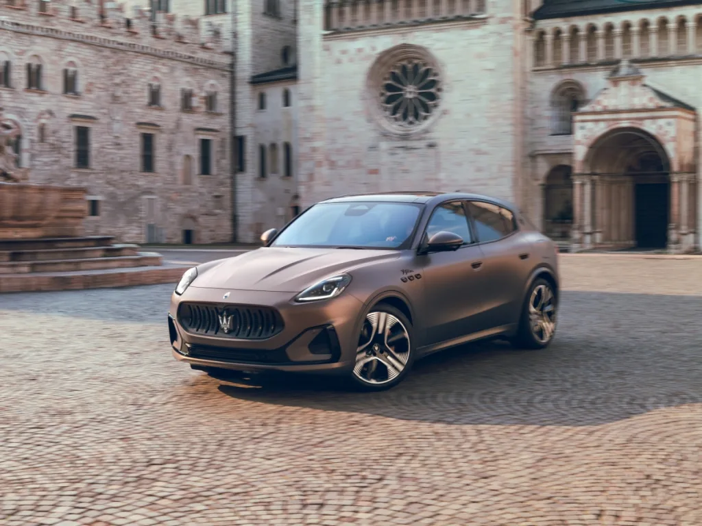 사진자료2 마세라티 순수 전기 럭셔리 SUV 그레칼레 폴고레Grecale Folgore https://mobilityground.com/wp-content/uploads/2026/07/사진자료5-JTBC-토일-드라마-신입사원-강회장-1회에-등장한-마세라티.webp