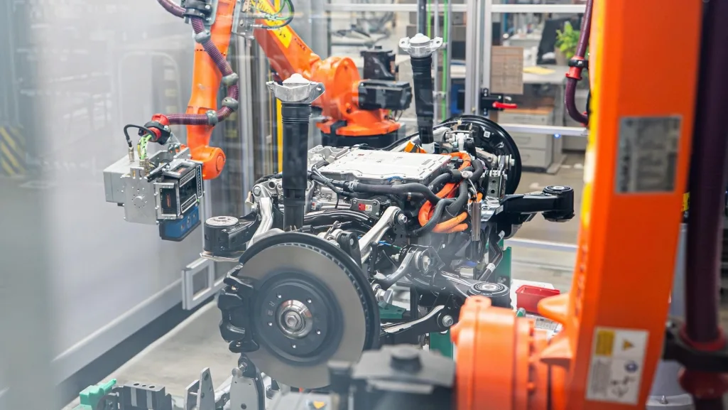 Porsche Leipzig Checks 130 Axle Points in 80 Seconds With Robotic Inspection 3 포르쉐 액슬 어셈블리-Porsche Axle assembly precision engineering at series pace (1)
