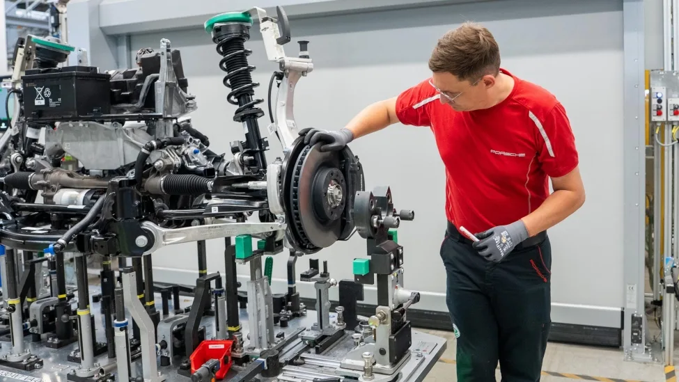 로봇 4대가 80초 만에 130곳을 검사한다, 포르쉐의 라인 3 포르쉐 액슬 어셈블리 Porsche Axle assembly precision engineering at series pace 3 https://mobilityground.com/wp-content/uploads/2026/07/포르쉐-액슬-어셈블리-Porsche-Axle-assembly-precision-engineering-at-series-pace-1.webp