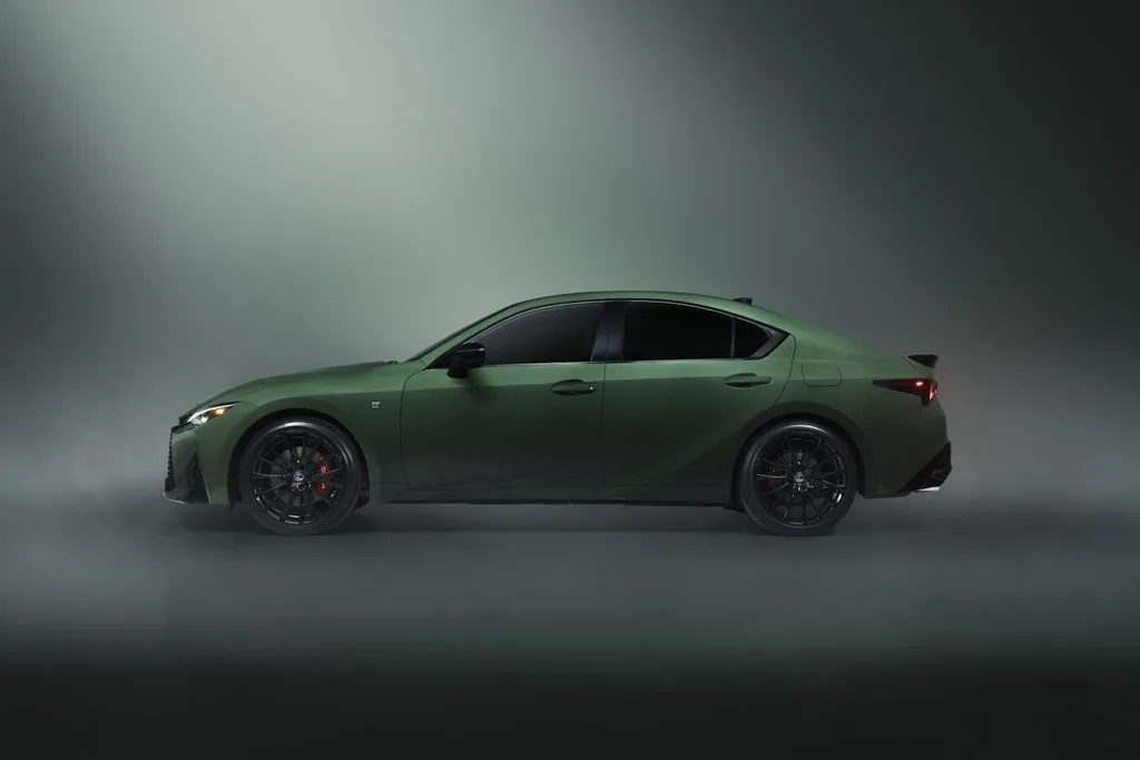 "전 세계 350대뿐" 렉서스 IS가 25주년에 꺼낸 초록색 한 가지 2 2027 Lexus IS Special Appearance Package 004