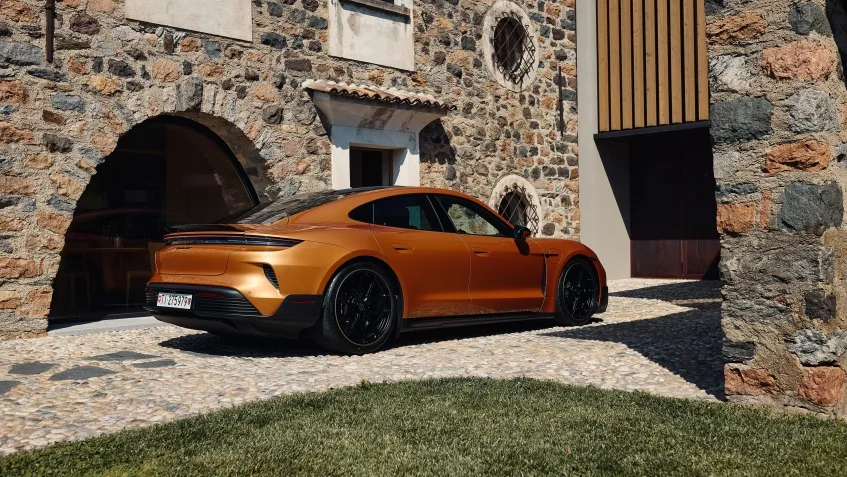 This Bespoke Taycan Turbo GT Was Inspired by Sunsets Over Lake Lugano 5 포르쉐 타이칸 터보 GT, Individuality down to the last detail: a Porsche Taycan Turbo GT like no other