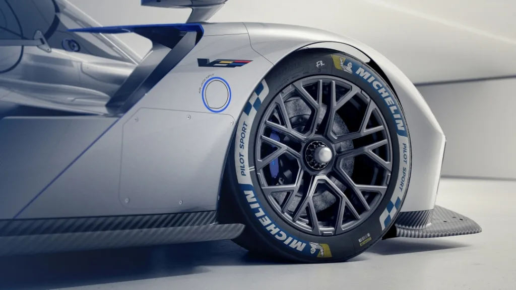 830마력 하이브리드 V8, 캐딜락 V-ONE 공개 4 Cadillac V ONE Concept front left wheel https://mobilityground.com/wp-content/uploads/2026/08/Cadillac-V-ONE-Concept-front-three-quarter-view.webp
