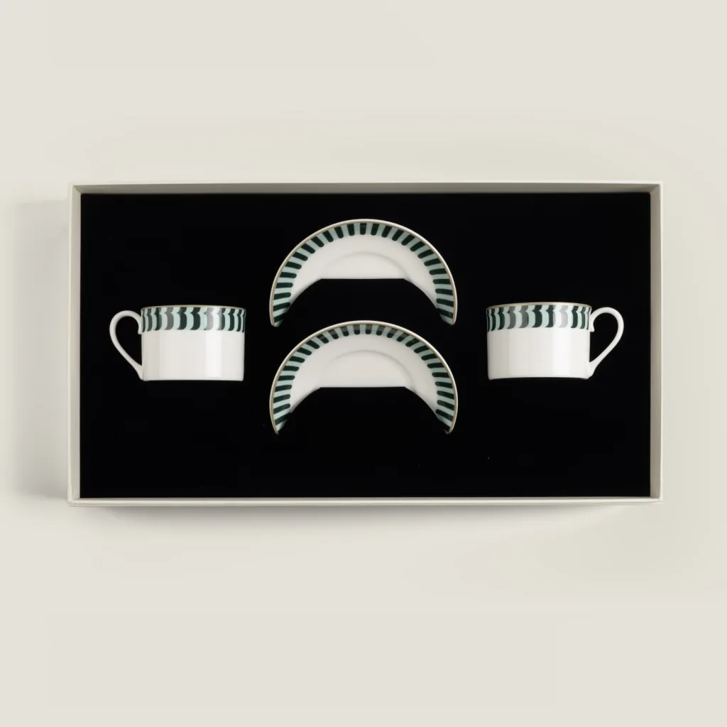 레인지로버, 브리티시 서머타임 컬렉션 공개… 테니스·영국 공예에서 영감 12 RR BST Collection Country Garden Tea Set 05 070726 https://mobilityground.com/wp-content/uploads/2026/08/RR_BST_Collection_05_070726.webp