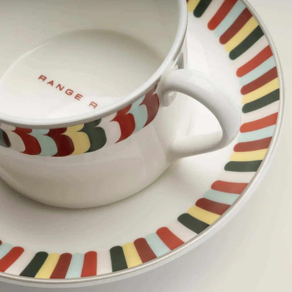 레인지로버, 브리티시 서머타임 컬렉션 공개… 테니스·영국 공예에서 영감 13 RR BST Collection Country House Tea Set 06 070726 https://mobilityground.com/wp-content/uploads/2026/08/RR_BST_Collection_05_070726.webp