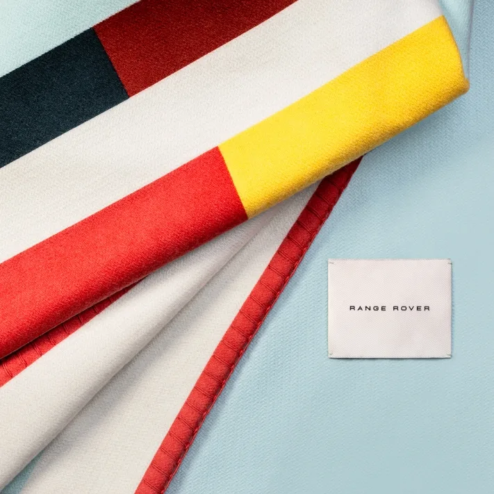레인지로버, 브리티시 서머타임 컬렉션 공개… 테니스·영국 공예에서 영감 2 RR BST Collection Courtside Blanket 05 070726 https://mobilityground.com/wp-content/uploads/2026/08/RR_BST_Collection_05_070726.webp