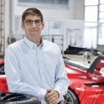 포르쉐, Dr. Florian Bach heads sustainability at Porsche Motorsport. In this interview, he talks about how innovation, responsibility and motorsport come together, and how they contribute to advancing vehicle development and new technologies.