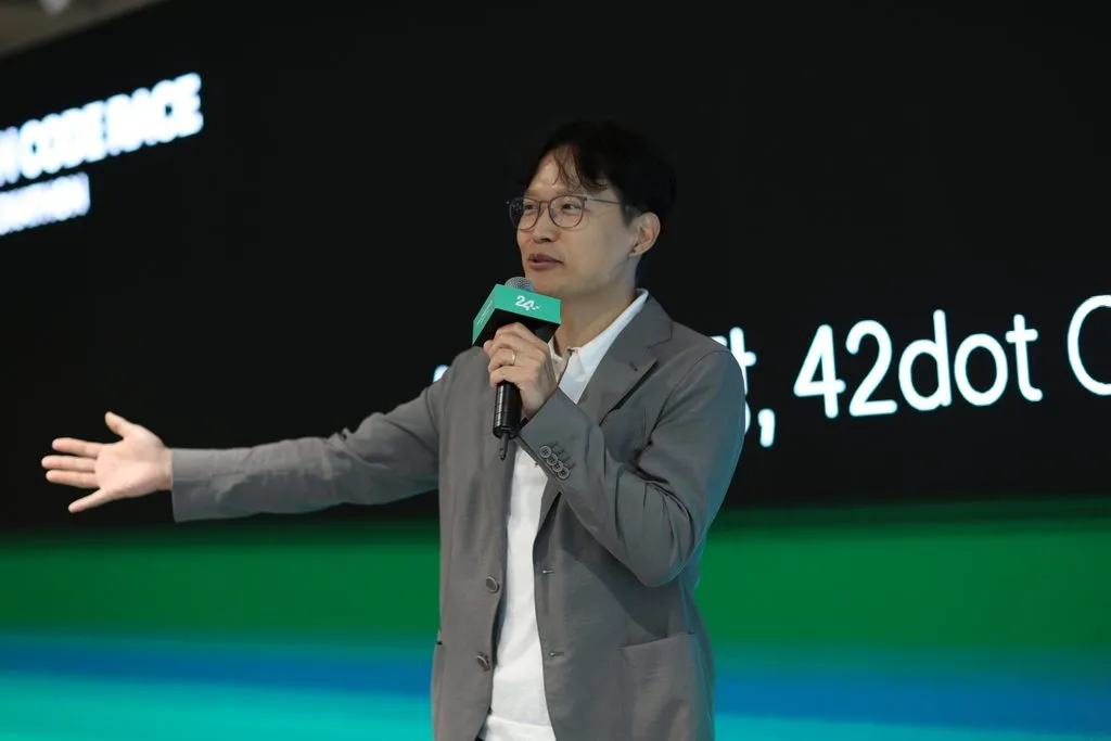 사진 1 24H 코드 레이스 해커톤 에서 AVP본부 박민우 사장이 격려사를 하는 모습 https://mobilityground.com/wp-content/uploads/2026/08/사진-3-24H-코드-레이스-해커톤-기념-단체사진.webp