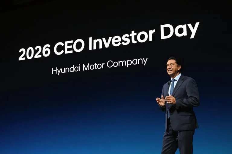 (사진 1) 호세 무뇨스 현대차 대표이사(CEO·사장)가 ‘2026 CEO 인베스터 데이’에서 중장기 사업 전략을 설명하고 있다