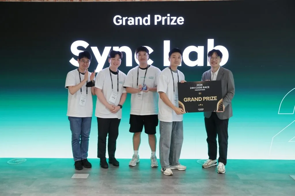 사진 2 대상을 수상한 싱크랩팀과 AVP본부 박민우 사장 https://mobilityground.com/wp-content/uploads/2026/08/사진-3-24H-코드-레이스-해커톤-기념-단체사진.webp