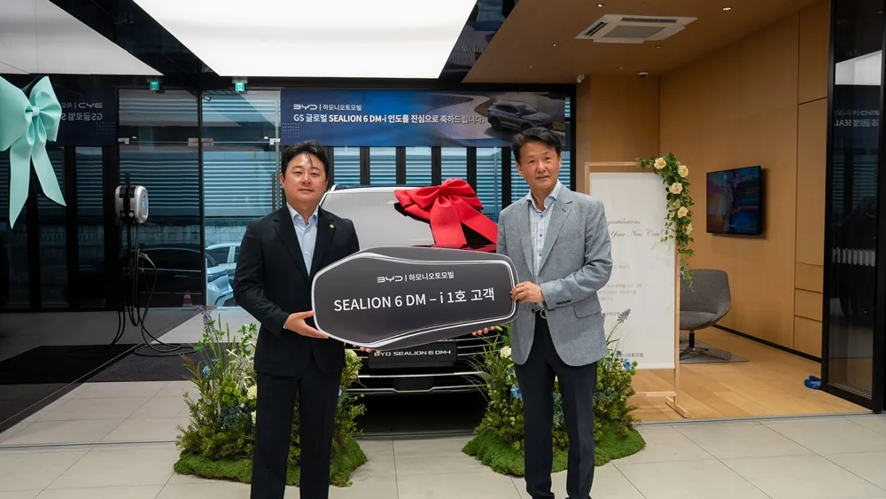 사진자료 BYD 씨라이언 6 DM i 1호차 인도식 현장 2 https://mobilityground.com/wp-content/uploads/2026/08/사진자료-BYD-씨라이언-6-DM-i-1호차-인도식-현장-1.webp