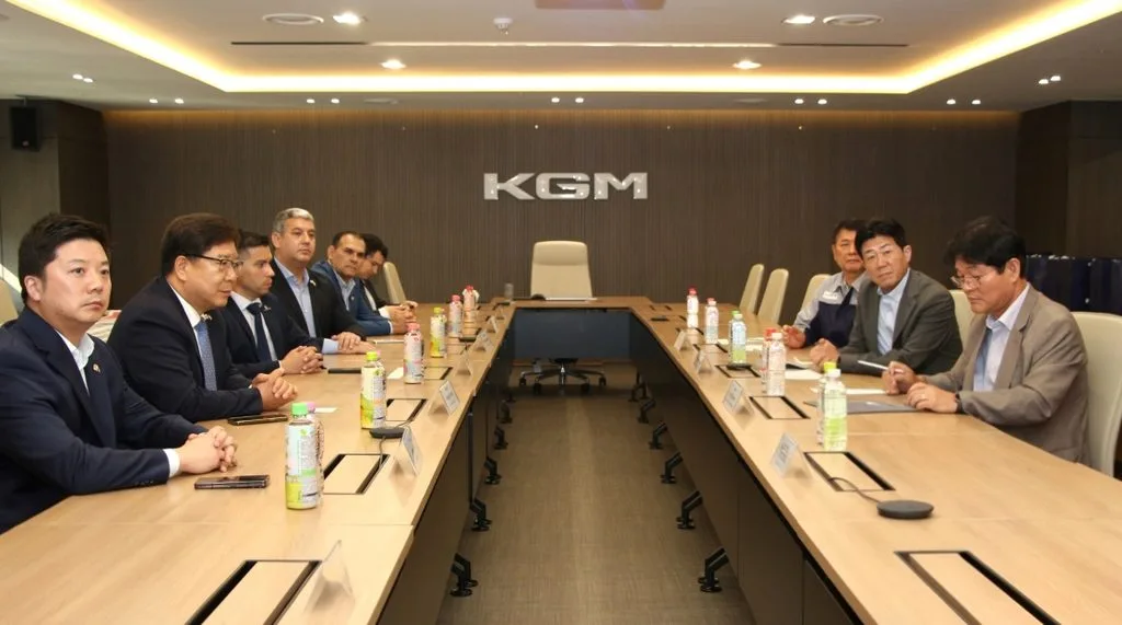 KGM, 산업통상부 ODA 사업으로 파라과이에 무쏘 EV 20대 공급 3 20260916 KGM 파라과이에 무쏘 EV 공급 산업부 사절단 평택 공장 방문 1 https://mobilityground.com/wp-content/uploads/2026/09/20260916_KGM_파라과이에_무쏘_EV_공급_산업부_사절단_평택_공장_방문_2.webp