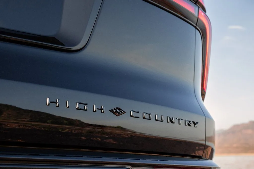 쉐보레, 진화한 하이컨트리 트림 2027 트래버스에 첫 적용 3 2027 Chevrolet Traverse High Country Rear Badge in Mosaic Black Metallic https://mobilityground.com/wp-content/uploads/2026/09/2027-Chevrolet-Traverse-High-Country-Front-3-4-in-Mosaic-Black-Metallic.webp