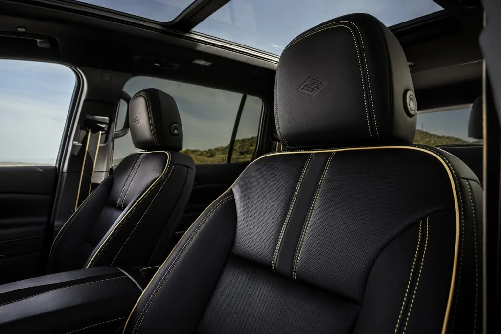 쉐보레, 진화한 하이컨트리 트림 2027 트래버스에 첫 적용 5 2027 Chevrolet Traverse High Country Seat Detail https://mobilityground.com/wp-content/uploads/2026/09/2027-Chevrolet-Traverse-High-Country-Front-3-4-in-Mosaic-Black-Metallic.webp