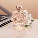 메르세데스-벤츠 향수, “I am Mercedes". The new women's fragrance from Mercedes-Benz celebrates strong women