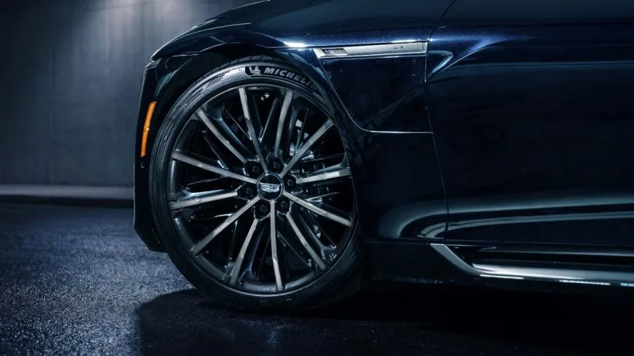 "23인치 휠까지 다크로 맞췄다"…캐딜락 셀레스틱 나이트 테스트, 이렇게 만들었다 3 MY27 Cadillac Celestiq Night Wheel https://mobilityground.com/wp-content/uploads/2026/09/MY27_Cadillac_Celestiq_Night_3Q_Rear.webp