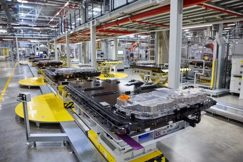 "새 공장에서 이렇게 빨리 만든 적 없다"…BMW 데브레첸 공장, iX3 5만대 돌파 5 P90651152 highRes high voltage battery https://mobilityground.com/wp-content/uploads/2026/09/P90651472_highRes_production-of-the-50.webp