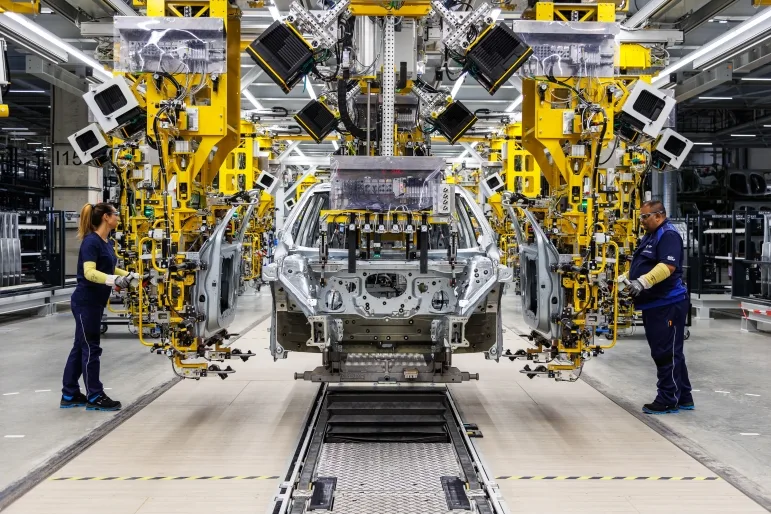 "새 공장에서 이렇게 빨리 만든 적 없다"…BMW 데브레첸 공장, iX3 5만대 돌파 4 P90651153 highRes automatizlt karosszr https://mobilityground.com/wp-content/uploads/2026/09/P90651472_highRes_production-of-the-50.webp