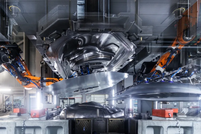 "새 공장에서 이렇게 빨리 만든 적 없다"…BMW 데브레첸 공장, iX3 5만대 돌파 6 P90651155 highRes robot assisted press https://mobilityground.com/wp-content/uploads/2026/09/P90651472_highRes_production-of-the-50.webp