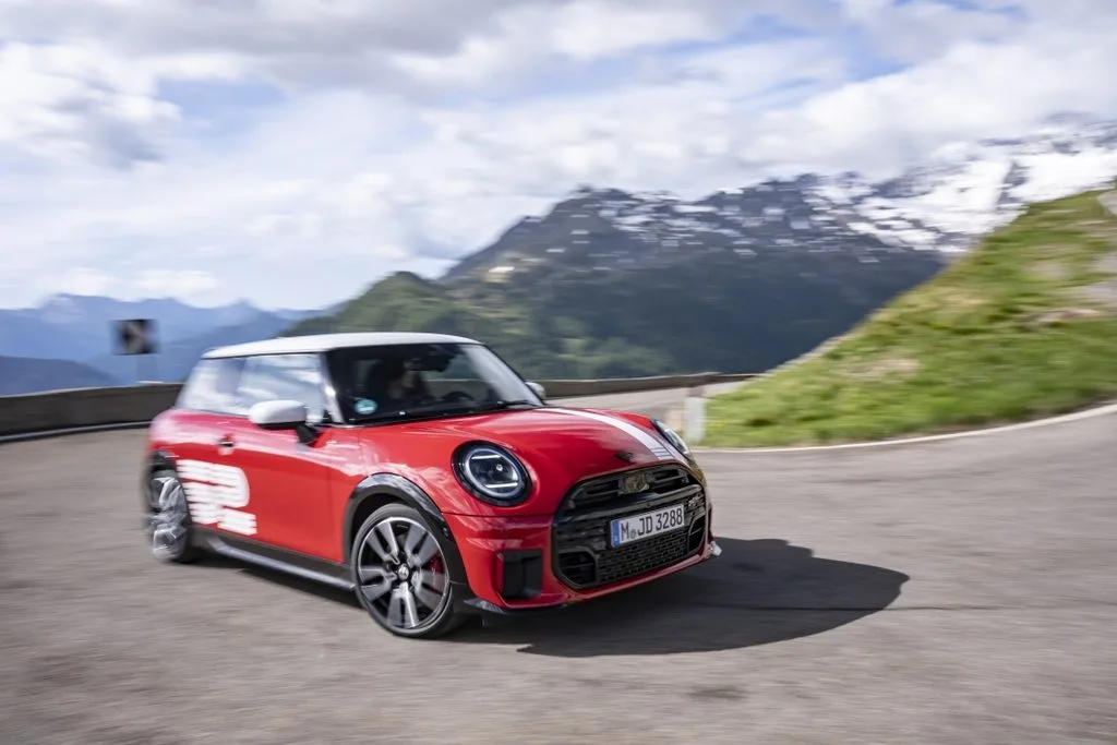 MINI 1965 빅토리 에디션, 쿠퍼 S·JCW·JCW 일렉트릭 3종 출시 1 P90651948 highRes mini 1965 john coope https://mobilityground.com/wp-content/uploads/2026/09/P90651948_highRes_mini-1965-john-coope.webp