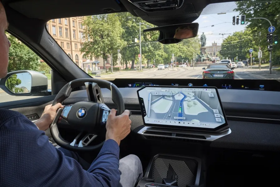 P90652805 highRes bmw maps with driver https://mobilityground.com/wp-content/uploads/2026/09/P90652805_highRes_bmw-maps-with-driver.webp