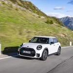 MINI 쿠퍼 S 5도어, More doors, more space, more MINI: the MINI Cooper S 5-door in Nanuq White.