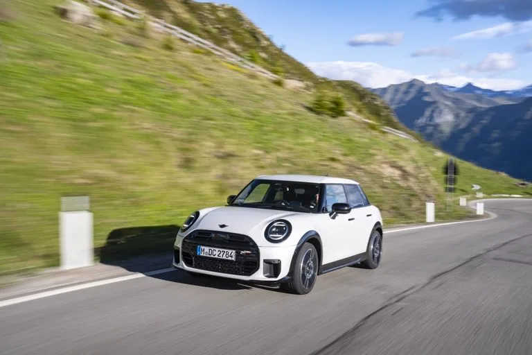 MINI 쿠퍼 S 5도어, More doors, more space, more MINI: the MINI Cooper S 5-door in Nanuq White.