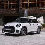 MINI 쿠퍼 S 5도어, More doors, more space, more MINI: the MINI Cooper S 5-door in Nanuq White.