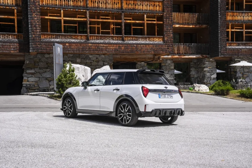 MINI 쿠퍼 S 5도어, 나누크 화이트 컬러 신규 이미지 공개 3 P90653768 highRes mini cooper s 5 door https://mobilityground.com/wp-content/uploads/2026/09/P90653762_highRes_mini-cooper-s-5-door.webp