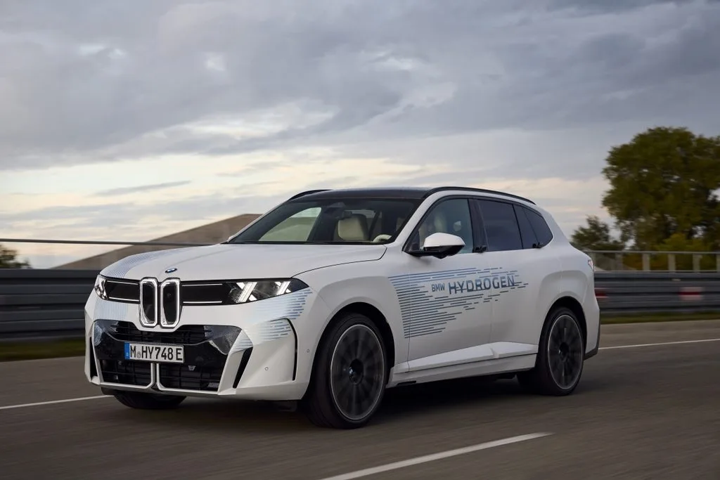 "0-100km/h 5초 안에 끊는다" BMW iX5 하이드로젠, 가솔린 부럽지 않다 1 P90654663 highRes testing of the new b https://mobilityground.com/wp-content/uploads/2026/09/P90654663_highRes_testing-of-the-new-b.webp