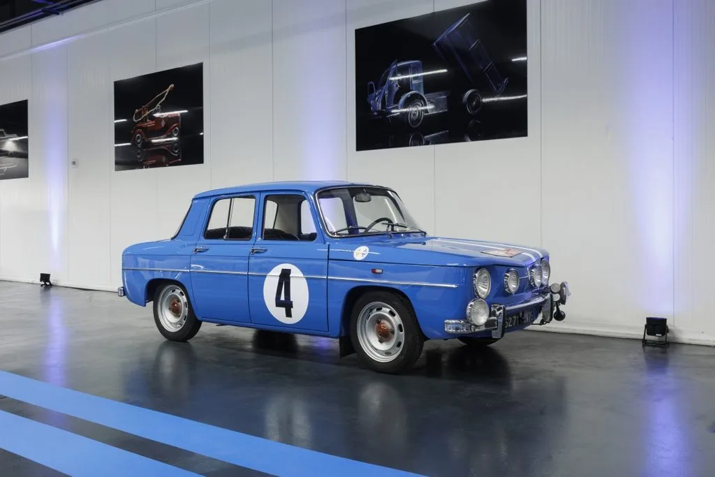 Renault's Design Team Beat 300 Sketches to Build the 8 Gordini Concept 2 르노 8 고르디니 콘셉트, Renault 8 Gordini Concept: taking a rear-wheel drive icon into the electric era