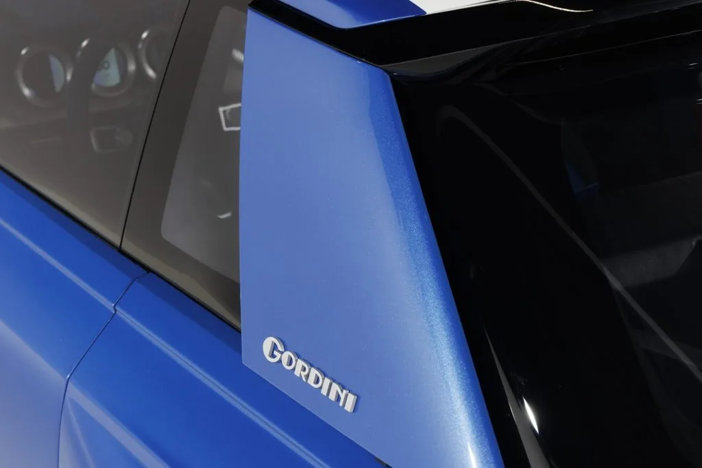 Renault's Design Team Beat 300 Sketches to Build the 8 Gordini Concept 5 르노 8 고르디니 콘셉트, Renault 8 Gordini Concept: taking a rear-wheel drive icon into the electric era