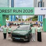 (사진 1) '포레스트런 2026 파이널런' 기념 촬영 (왼쪽부터 방송인 이수지, WFP 친선대사 배우 문소리, 현대차 국내사업본부장 윤효준 전무, WFP 정부공여국장 로라 터너)